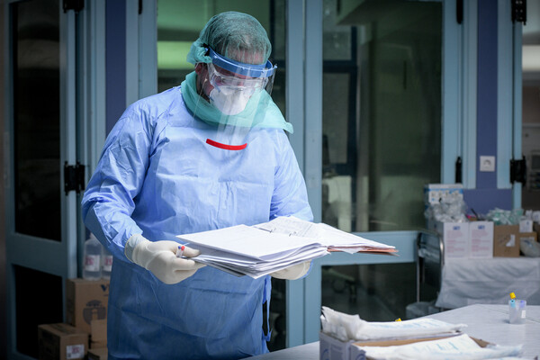 Νοσοκομεία της Αττικής ξεμένουν από ΜΕΘ: Δεκάδες ασθενείς με κορωνοϊό σε λίστες αναμονής