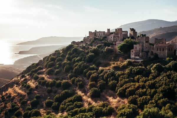 Ποιο φαγητό της Μάνης θυμίζει τον μέλανα ζωμό και γιατί οι κάτοικοι του Πάρνωνα τρώνε σανό;