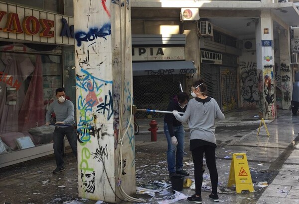 Καθαρή Αθήνα - Ο Δήμος Αθηναίων σβήνει τα tags, κατεβάζει αφίσες και καθαρίζει το ιστορικό κέντρο