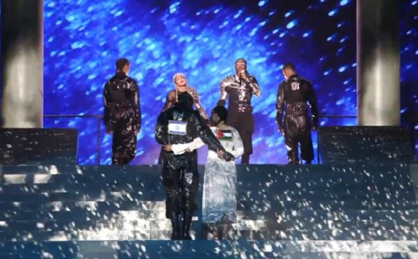 Eurovision 2019: Στο σόου της Μαντόνα χορευτές με σημαίες Ισραήλ και Παλαιστίνης περπάτησαν αγκαλιασμένοι