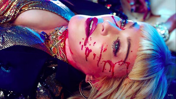 God Control: Η Μαντόνα στέλνει ηχηρό μήνυμα με ένα σοκαριστικό λουτρό αίματος σε ντίσκο