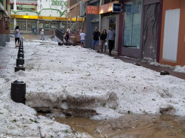 Πρωτοφανείς εικόνες στη Μαδρίτη - Χείμαρροι από χαλάζι σάρωσαν την πόλη