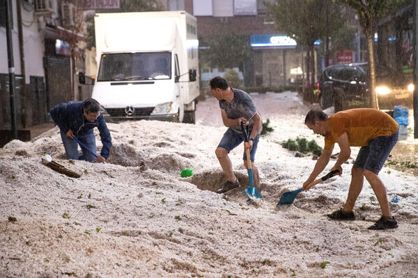 Πρωτοφανείς εικόνες στη Μαδρίτη - Χείμαρροι από χαλάζι σάρωσαν την πόλη