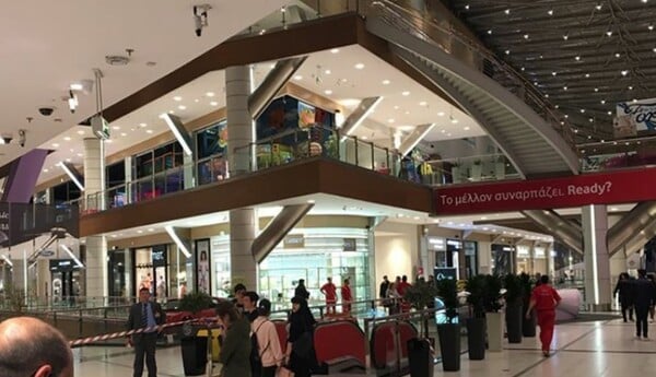 Τραγωδία στο Mall - Νεκρή η γυναίκα που έπεσε από τον τρίτο όροφο