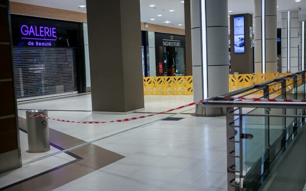 Τραγωδία στο Mall: Ακόμη δεν έχει απαντηθεί πώς η γυναίκα έπεσε στο κενό και σκοτώθηκε