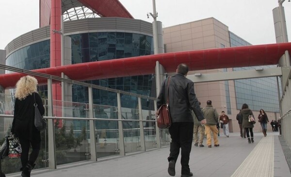 Τραγωδία στο Mall: Ακόμη δεν έχει απαντηθεί πώς η γυναίκα έπεσε στο κενό και σκοτώθηκε