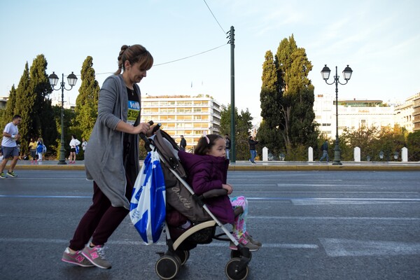 Μαραθωνοδρόμοι με ράσο, σκυλιά, μωρά και αρχαιοελληνικές στολές τρέχουν στην Αθήνα