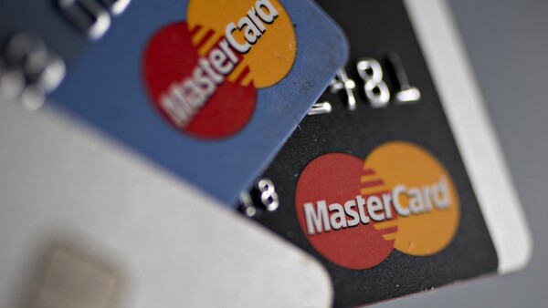 Βρετανοί κάτοχοι Mastercard ίσως λάβουν «ουρανοκατέβατες» στερλίνες