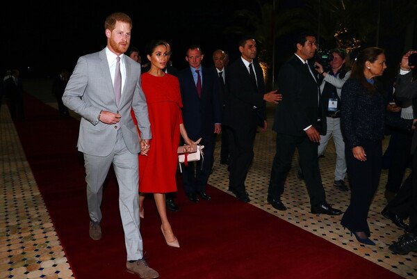 Πρίγκιπας Χάρι και Μέγκαν Μάρκλ στο Μαρόκο - Το κόκκινο Valentino της Δούκισσας και ο κομμωτής συνοδός