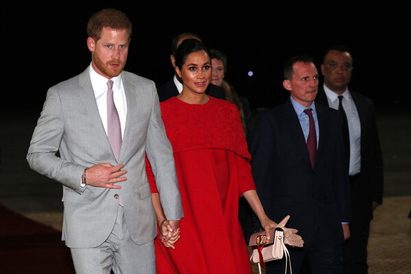 Πρίγκιπας Χάρι και Μέγκαν Μάρκλ στο Μαρόκο - Το κόκκινο Valentino της Δούκισσας και ο κομμωτής συνοδός