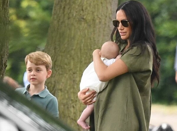 Η Μέγκαν Μαρκλ με το βασιλικό μωρό και η Κέιτ Μίντλετον με τα παιδιά της - Σπάνια κοινή δημόσια εμφάνιση