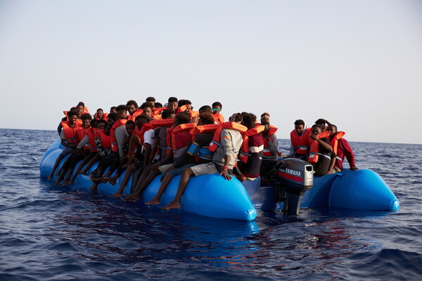 Ναυάγιο με μετανάστες στη Λιβύη: Αναφορές για τουλάχιστον 100 αγνοούμενους