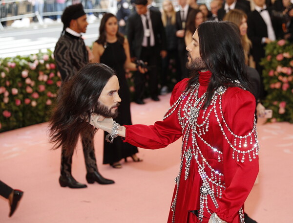 Met Gala 2019: O Jared Leto με το κομμένο του κεφάλι στο χέρι και το τρελό κόνσεπτ στο πρόσωπο Ezra Miller