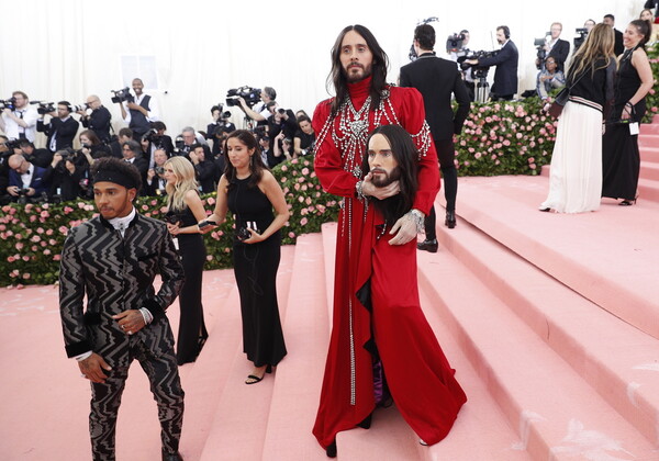 Met Gala 2019: O Jared Leto με το κομμένο του κεφάλι στο χέρι και το τρελό κόνσεπτ στο πρόσωπο Ezra Miller