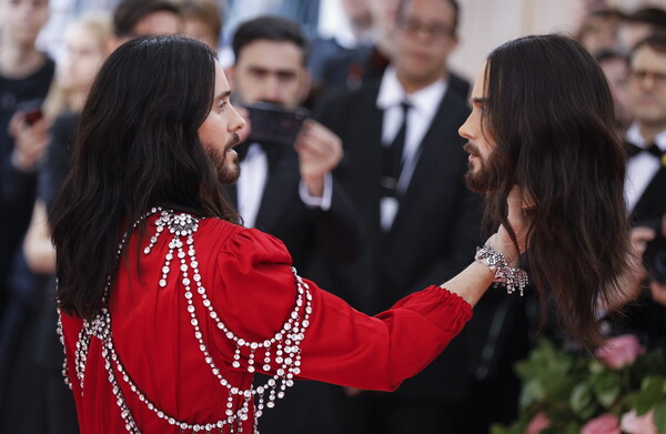 Met Gala 2019: O Jared Leto με το κομμένο του κεφάλι στο χέρι και το τρελό κόνσεπτ στο πρόσωπο Ezra Miller