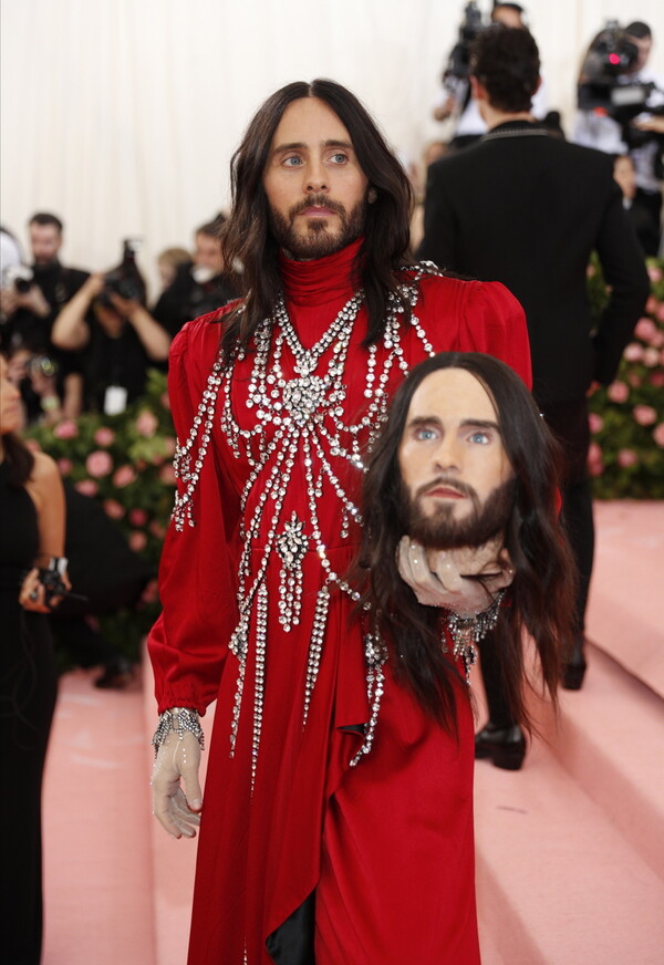 Met Gala 2019: O Jared Leto με το κομμένο του κεφάλι στο χέρι και το τρελό κόνσεπτ στο πρόσωπο Ezra Miller