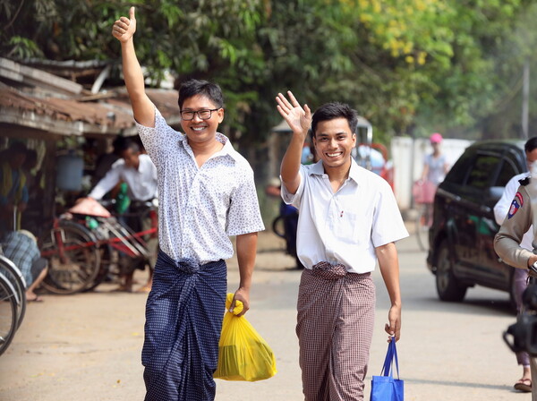 Μιανμάρ: Αφέθηκαν ελεύθεροι οι δύο δημοσιογράφοι του Reuters