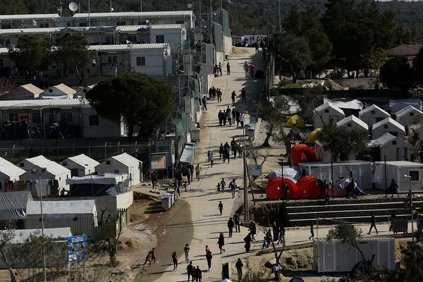 Αστυνομικοί ξεγέννησαν μετανάστρια στη Μόρια