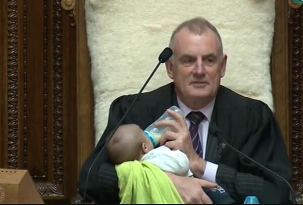 Νέα Ζηλανδία: O πρόεδρος της Βουλής τάισε μωρό με μπιμπερό κατά τη διάρκεια συζήτησης
