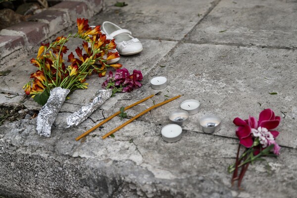 Θρήνος στον Νέο Κόσμο - Παιδικά παπούτσια και λουλούδια για τον τραγικό θάνατο της μικρής Έφης