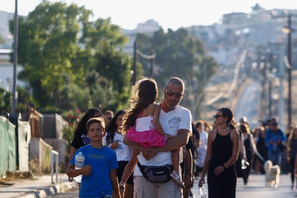 Οδύνη στο Νέο Βουτζά - Πορεία μνήμης για τους 102 νεκρούς στο Μάτι