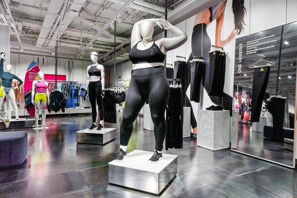 Η Nike έβαλε για πρώτη φορά σε κατάστημα κούκλες βιτρίνας με καμπύλες