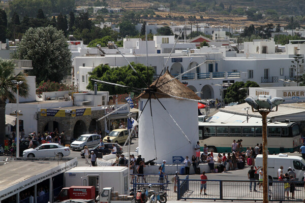 Το BBC στα ελληνικά νησιά όπου οι ντόπιοι δεν έχουν πια πού να ζήσουν - Οι επιπτώσεις του Airbnb