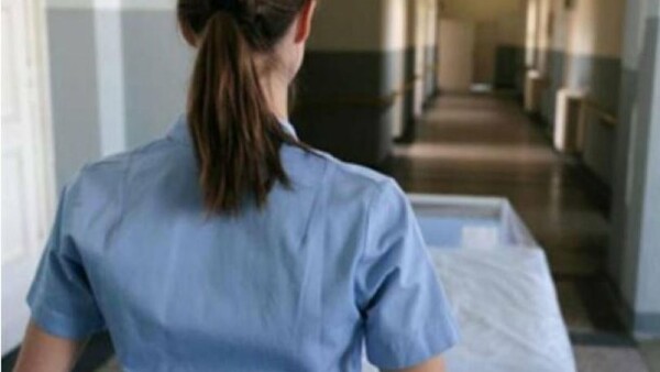 Συνέλαβαν 25 παράνομες αποκλειστικές νοσοκόμες στην Αττική
