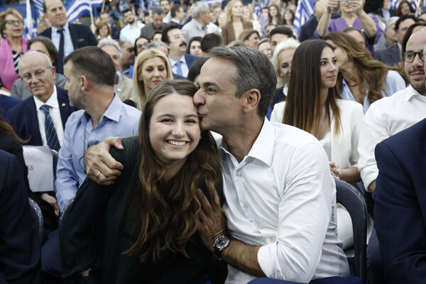 Σύσσωμη η ΝΔ στην ομιλία Μητσοτάκη στο Περιστέρι: Σε τέσσερις ημέρες η Ελλάδα τελειώνει με τον ΣΥΡΙΖΑ