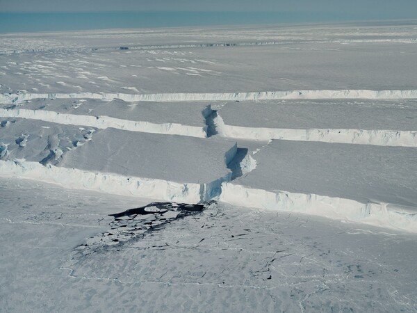 Δέος από τις πρώτες φωτογραφίες γιγαντιαίου παγόβουνου που αποκολλήθηκε στην Ανταρκτική