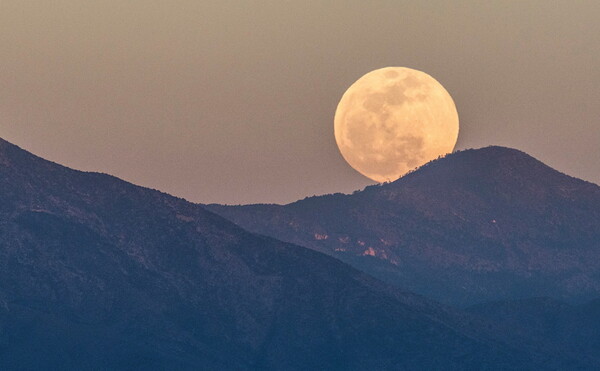 Το Σούπερ Ματωμένο Φεγγάρι του Λύκου - Η Υπερπανσέληνος σε φωτογραφίες απ' όλο τον κόσμο