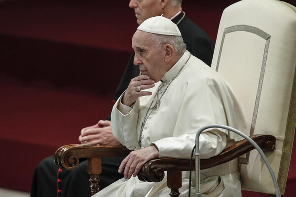 Ο Πάπας απομάκρυνε από την ομάδα των συμβούλων του δύο καρδιναλίους που εμπλέκονται σε σεξουαλικά σκάνδαλα