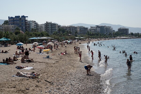 Από τις κάλπες στη θάλασσα - Γεμάτες κόσμο οι παραλίες