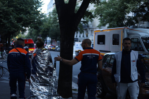 Τραγωδία στο Παρίσι: Τρεις νεκροί από πυρκαγιά - Άντρας σκοτώθηκε πέφτοντας στο κενό για να σωθεί