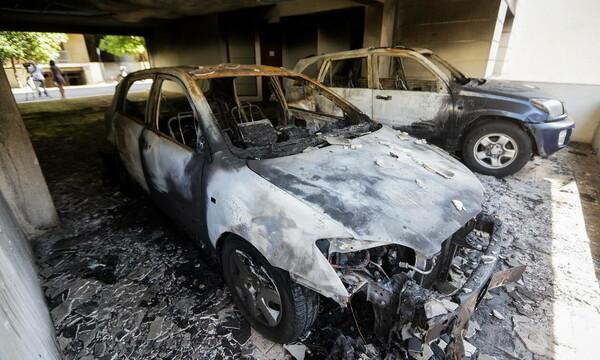 Έκαψαν τέσσερα αυτοκίνητα στα Πετράλωνα