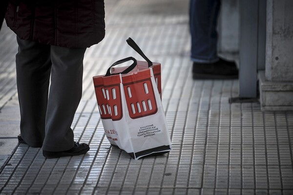 Πόσο μείωσαν οι Έλληνες τη χρήση πλαστικής σακούλας- Πού προορίζονται να πάνε τα έσοδα