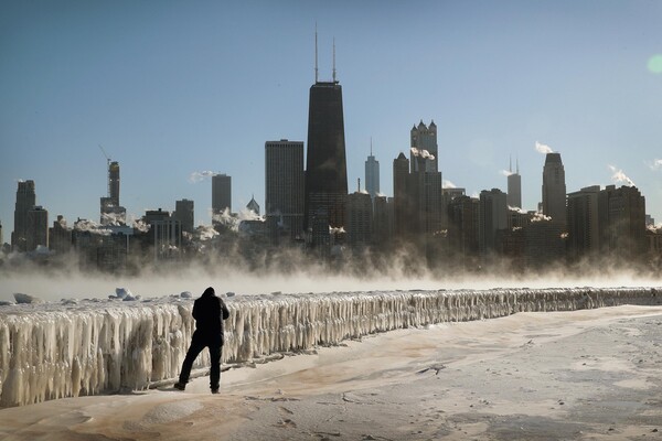 To Polar Vortex μπορεί να σε παγώσει σε δέκα λεπτά - Πολικό τοπίο στο Σικάγο και χιόνια στη Νέα Υόρκη