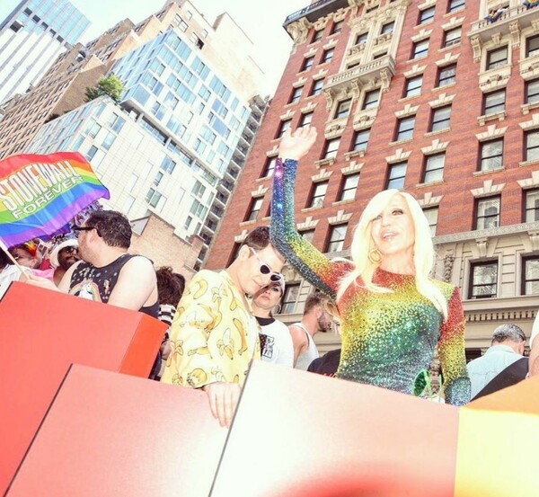 Το Pride της Νέας Υόρκης: Οι διάσημοι που συμμετείχαν στη μεγαλύτερη Παρέλαση Υπερηφάνειας του πλανήτη