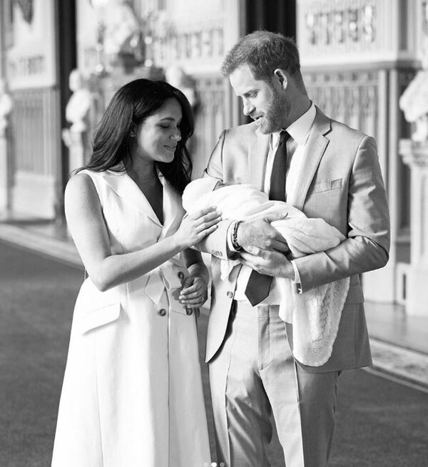 Ο πρίγκιπας Χάρι και η Μέγκαν Μαρκλ αγκαλιά με το μωρό τους - Οι πρώτες φωτογραφίες