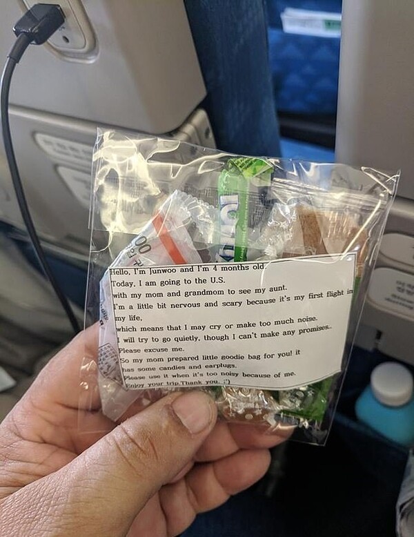 Μητέρα μοίρασε γλυκά και ωτοασπίδες στους συνεπιβάτες της πτήσης της για όταν κλάψει το μωρό της