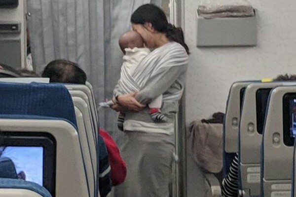 Μητέρα μοίρασε γλυκά και ωτοασπίδες στους συνεπιβάτες της πτήσης της για όταν κλάψει το μωρό της