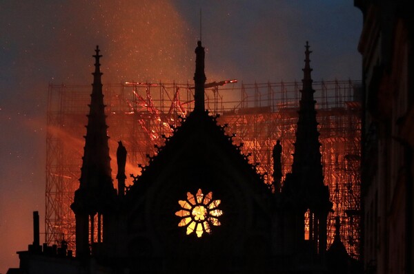 Παναγία των Παρισίων: «Δεν είναι σίγουρο» πως μπορεί να σβηστεί η φωτιά, λέει η πυροσβεστική