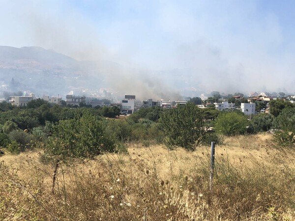 Φωτιά στη Ραφήνα - Διακοπή κυκλοφορίας στη Μαραθώνος