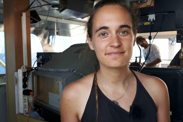 Η καπετάνισσα Κάρολα Ρακέτε συνελήφθη - Αψήφησε την ιταλική απαγόρευση και ελλιμένισε το πλοίο με τους μετανάστες