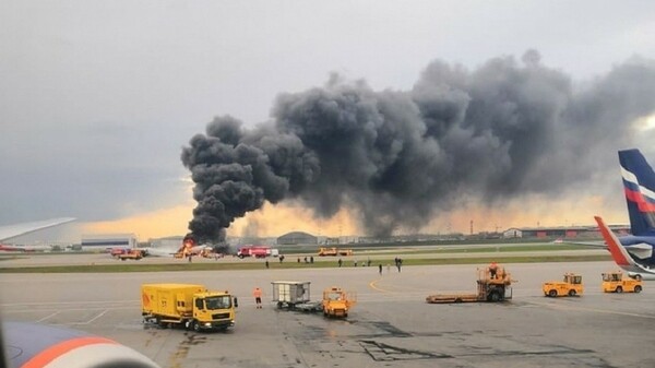 Αεροπορική τραγωδία στη Μόσχα - 41 νεκροί στο φλεγόμενο αεροπλάνο