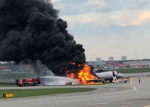 Αεροπορική τραγωδία στη Μόσχα - 41 νεκροί στο φλεγόμενο αεροπλάνο