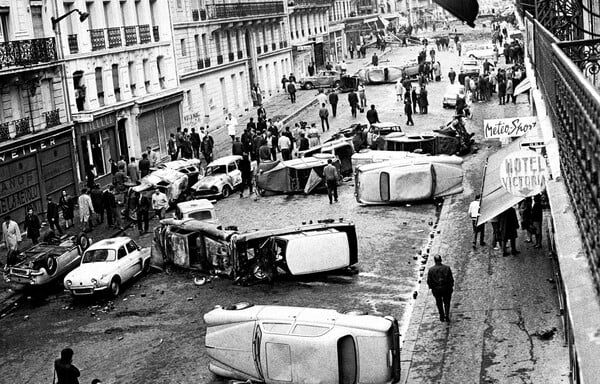 Barricades. Το Παρίσι ξέρει από οδοφράγματα.