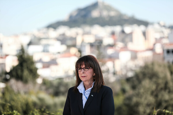 Μήνυμα Σακελλαροπούλου στα απόδημα Ελληνόπουλα - Ψηφιακή ξενάγηση στην Προεδρική Φρουρά [ΒΙΝΤΕΟ]