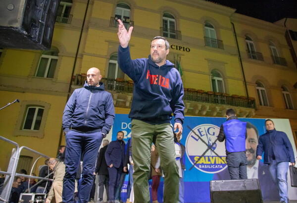 Ιταλία: Πλοίο ανθρωπιστικής οργάνωσης διέσωσε 49 μετανάστες προκαλώντας την οργή του Σαλβίνι