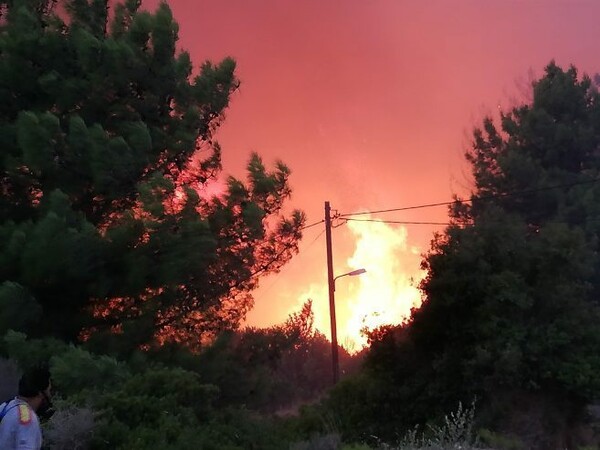 Σε ύφεση η πυρκαγιά στη Σάμο - Καλύτερη σήμερα η εικόνα στα Κύθηρα, αλλά ενισχύθηκαν οι δυνάμεις